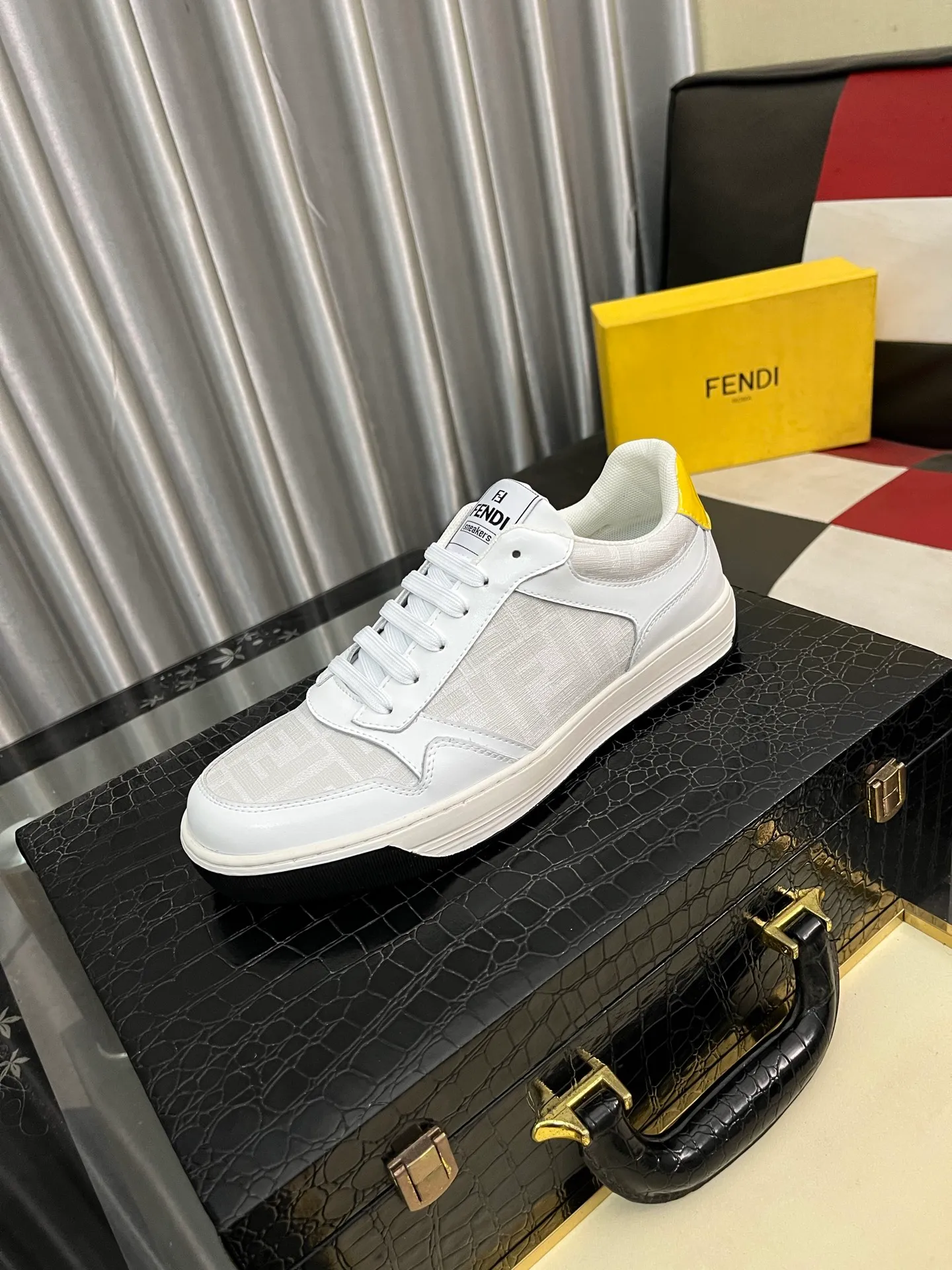 Men's Men's Shoes💰420⌚️⌚️[Fendi] Fendi's latest casual shoes for men! Available at counters simultaneously! A one-to-one replica of the original. Made entirely of imported top-grain calfskin, the interior is made of top-grain water-dyed cowhide, and the original factory-supplied rubber outsole. Leading new fashion concepts. Matching code: 38-443️⃣Colors available